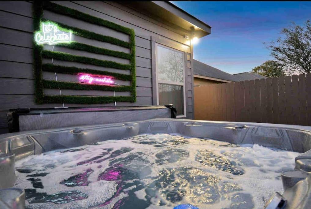 Luxe Downtown Retreat•Hot Tub • Fire Pit. Sleeps16 Villa Houston Esterno foto