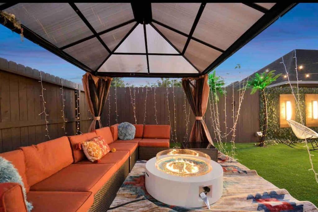 Luxe Downtown Retreat•Hot Tub • Fire Pit. Sleeps16 Villa Houston Esterno foto