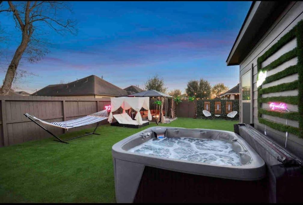 Luxe Downtown Retreat•Hot Tub • Fire Pit. Sleeps16 Villa Houston Esterno foto